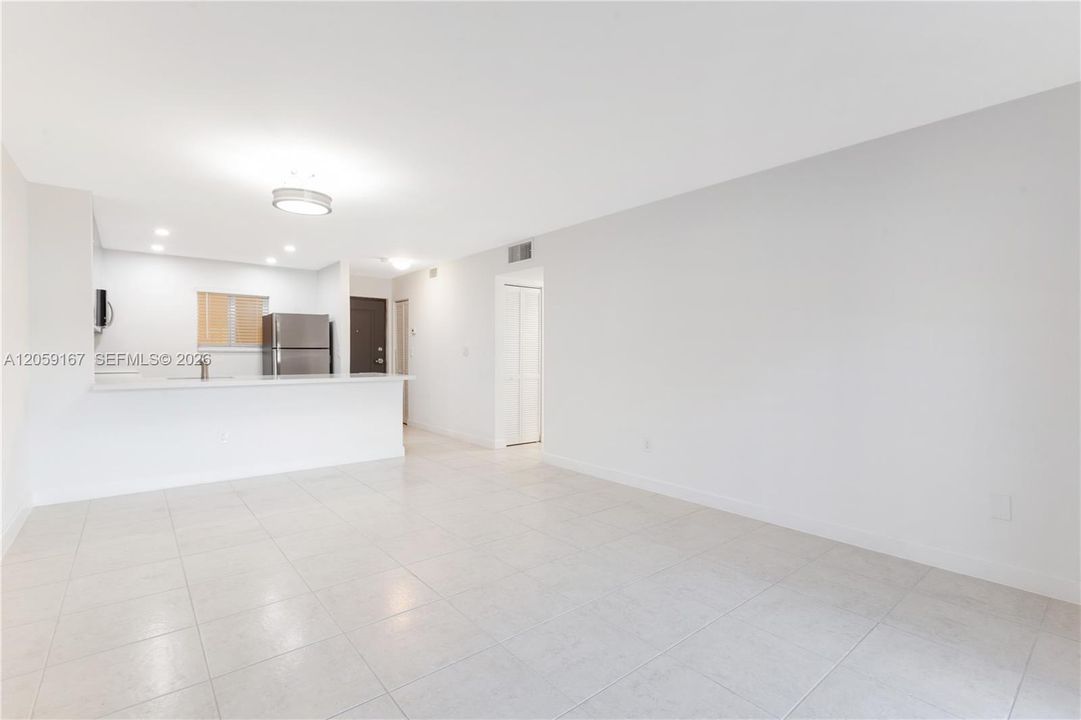 For Sale: $315,000 (2 beds, 1 baths, 804 Square Feet)