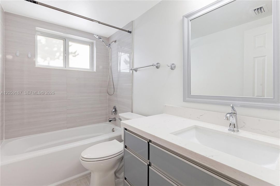 For Sale: $315,000 (2 beds, 1 baths, 804 Square Feet)