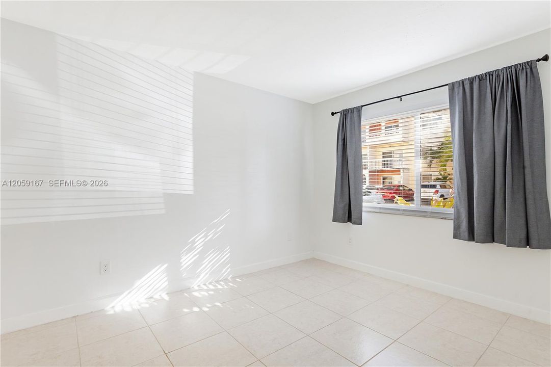 For Sale: $315,000 (2 beds, 1 baths, 804 Square Feet)