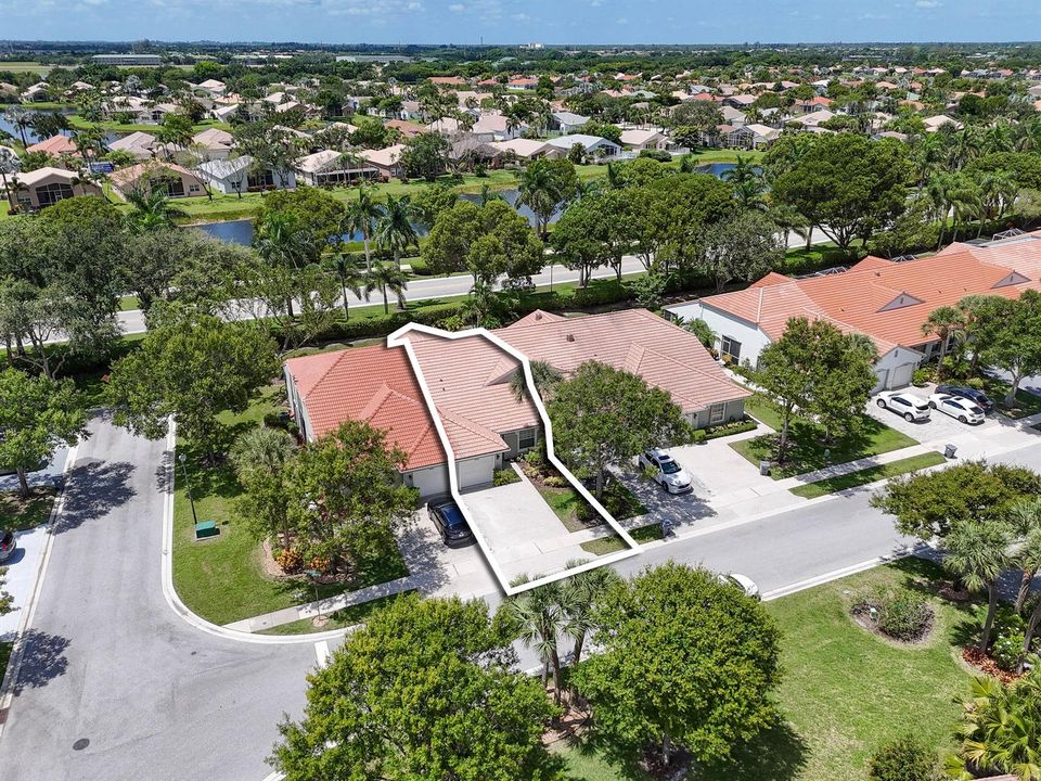 8402LogiaCircleAerials House Outline