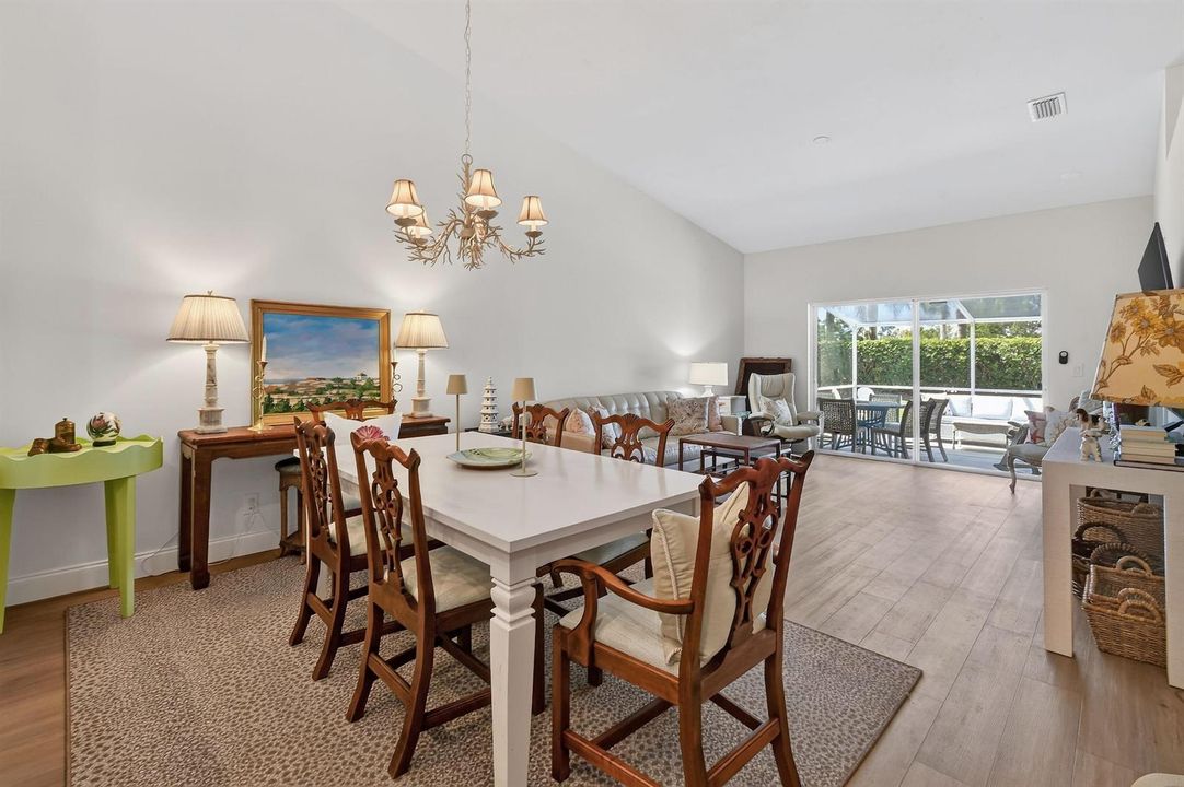 8402LogiaCircle Living Dining