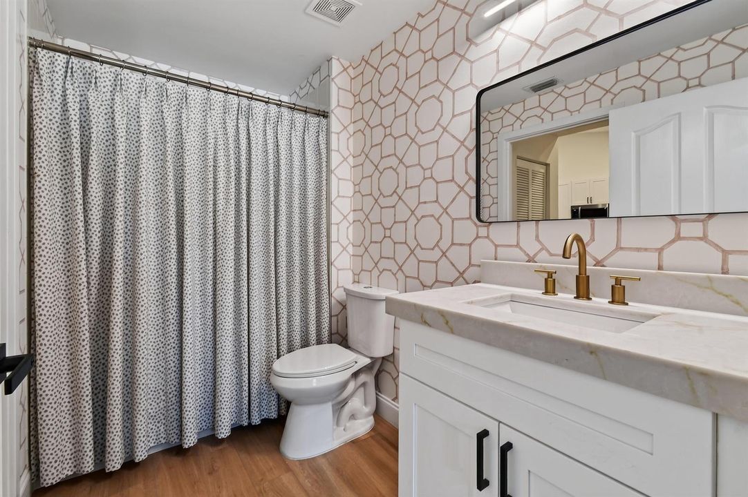 8402LogiaCircle Bathroom 2