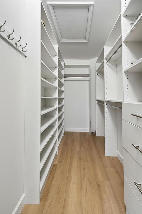8402LogiaCircle Closet