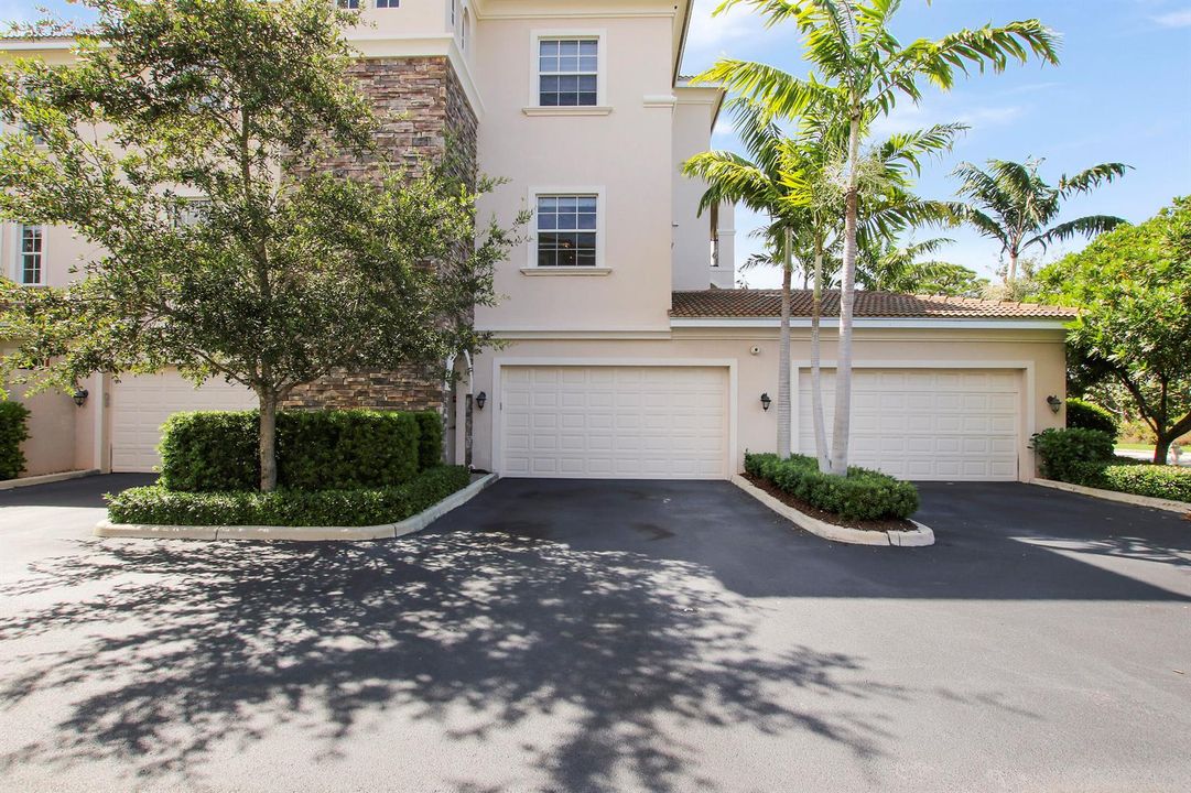 Exterior / Garage