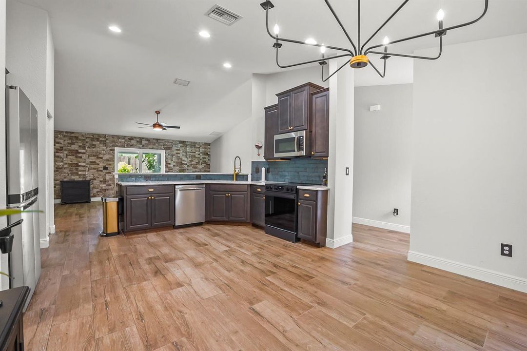 10 Kitchen 01