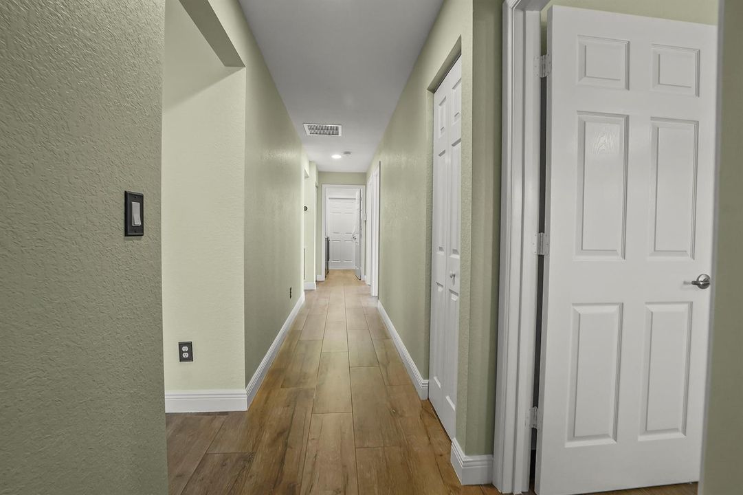25 Hallway 01