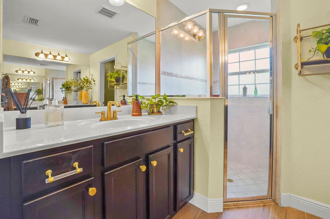 31 Bathroom 02