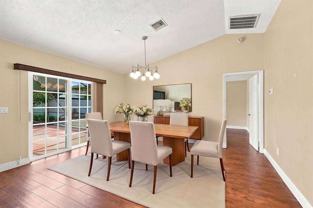 14_dsc00673 - Dining Room - Standard - 0