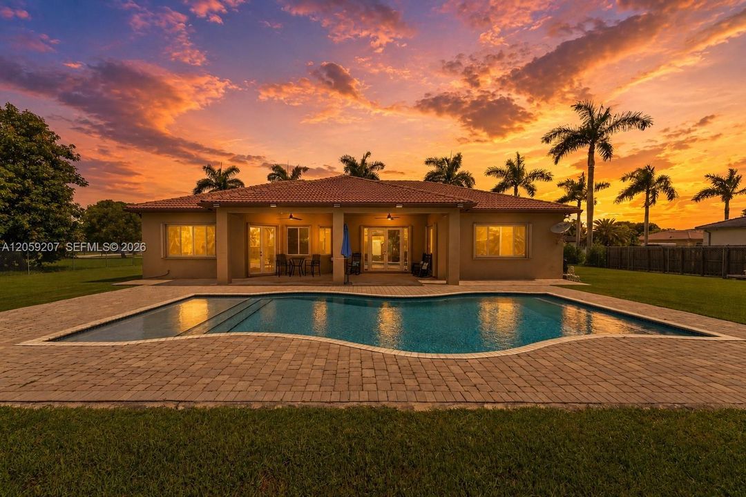 SPARKLING POOL AT SUNSET! SPECTACULAR!