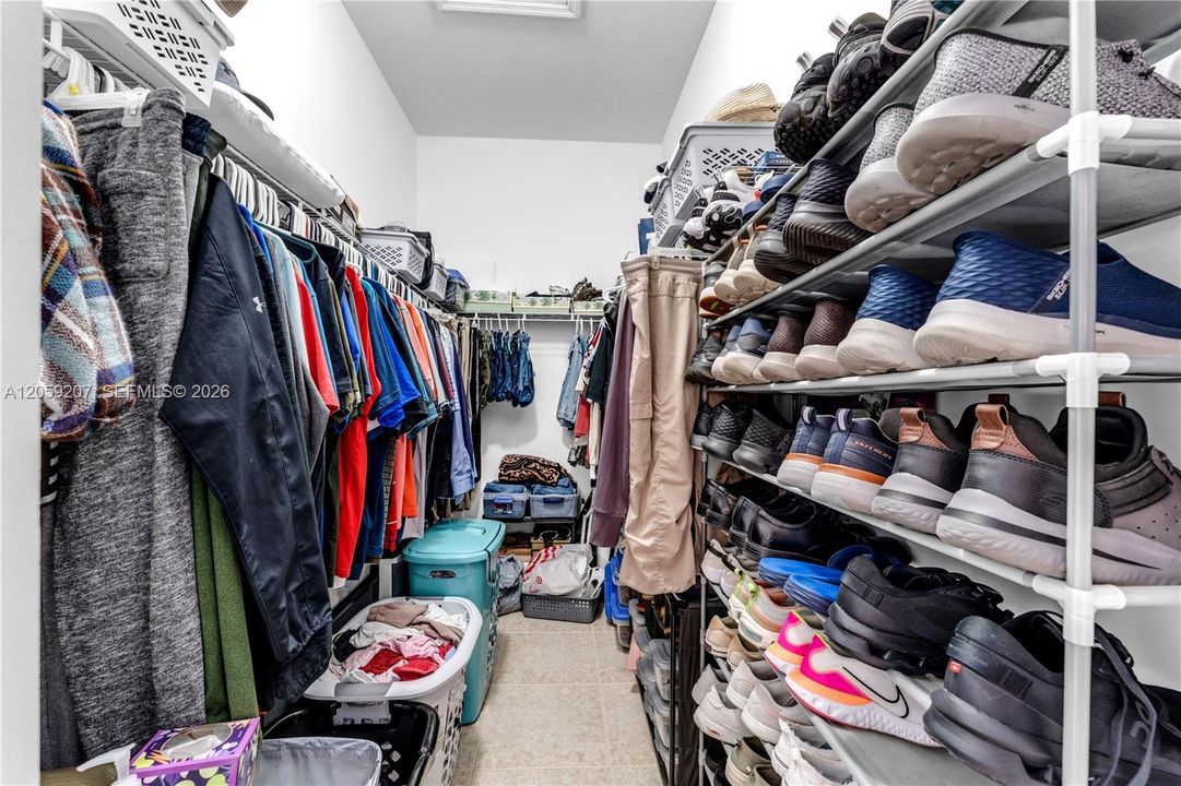 WALK IN CLOSET