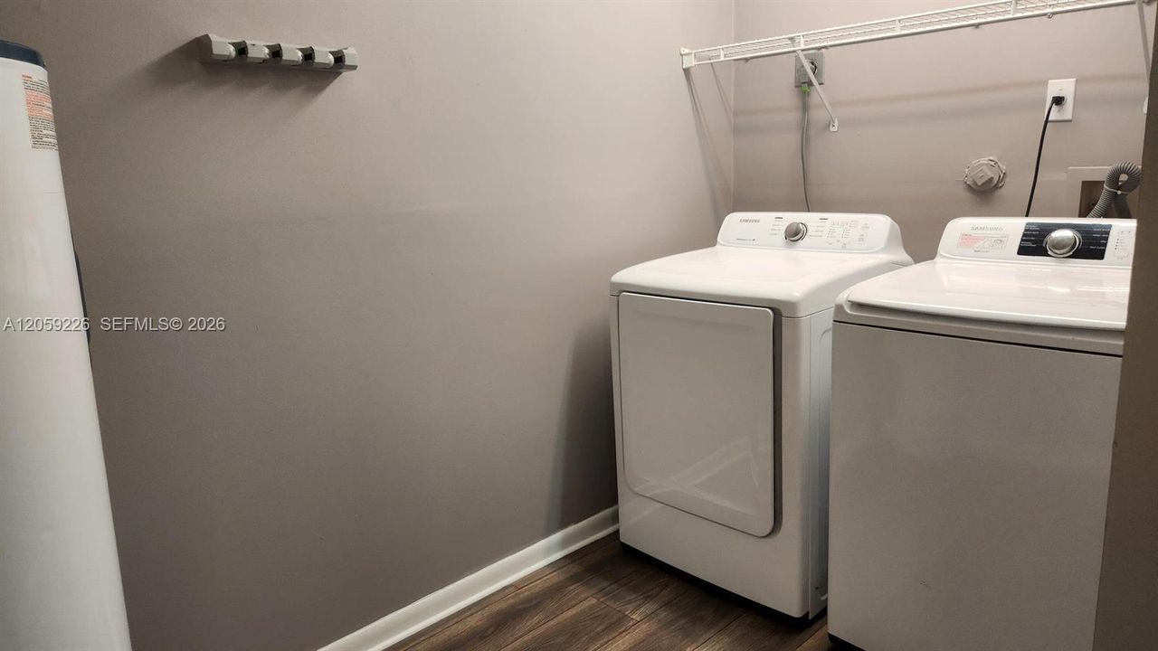 For Rent: $2,500 (3 beds, 2 baths, 1380 Square Feet)