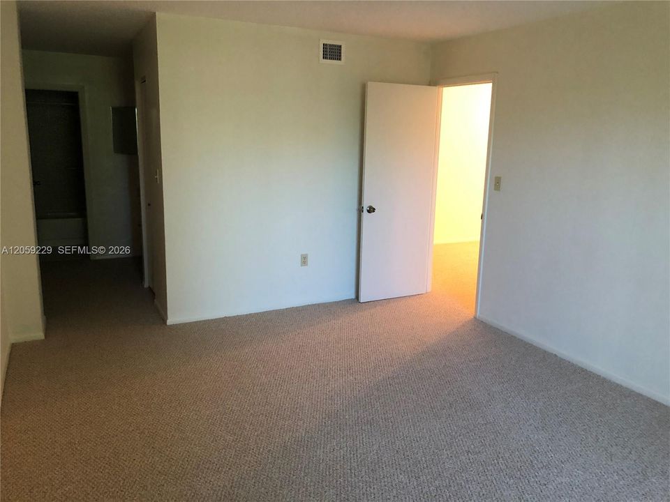 For Sale: $249,900 (1 beds, 1 baths, 895 Square Feet)