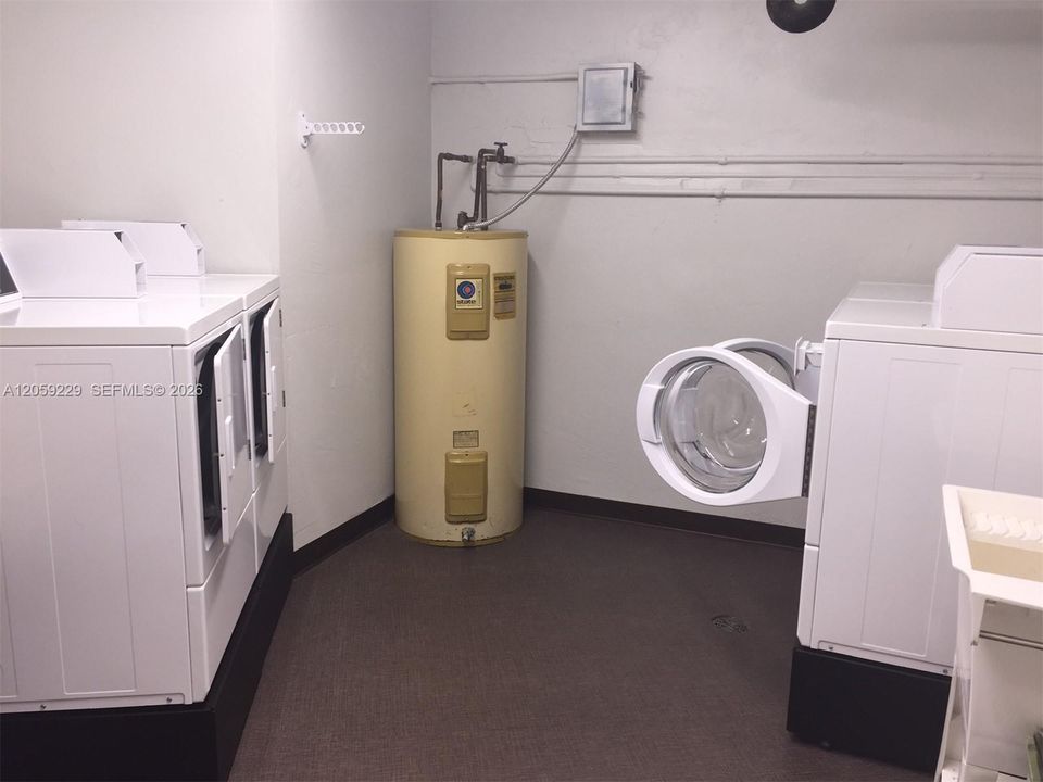 For Sale: $249,900 (1 beds, 1 baths, 895 Square Feet)