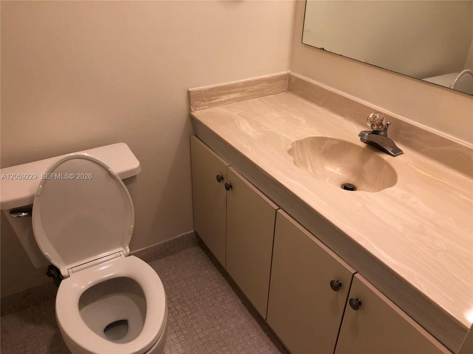 For Sale: $249,900 (1 beds, 1 baths, 895 Square Feet)
