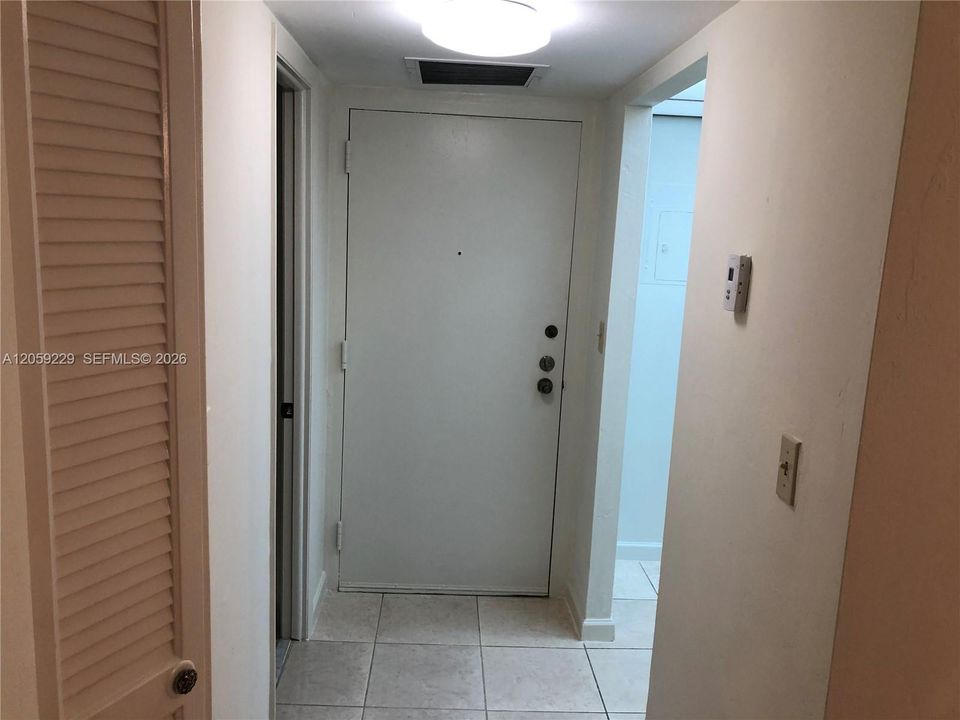 For Sale: $249,900 (1 beds, 1 baths, 895 Square Feet)