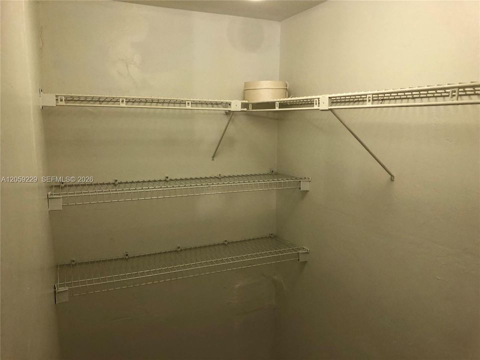 For Sale: $249,900 (1 beds, 1 baths, 895 Square Feet)