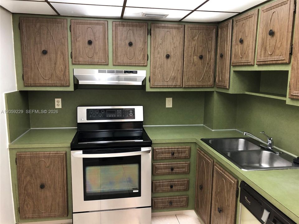 For Sale: $249,900 (1 beds, 1 baths, 895 Square Feet)