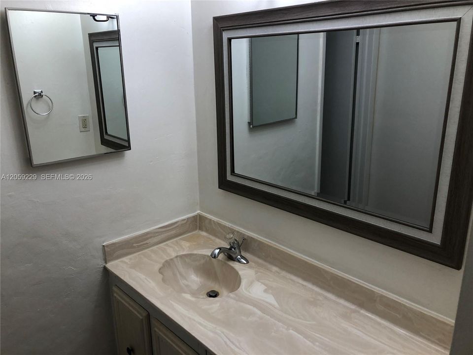 For Sale: $249,900 (1 beds, 1 baths, 895 Square Feet)