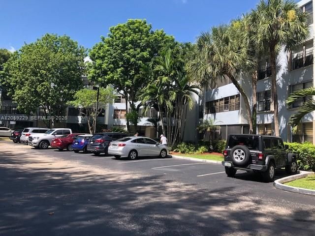 For Sale: $249,900 (1 beds, 1 baths, 895 Square Feet)