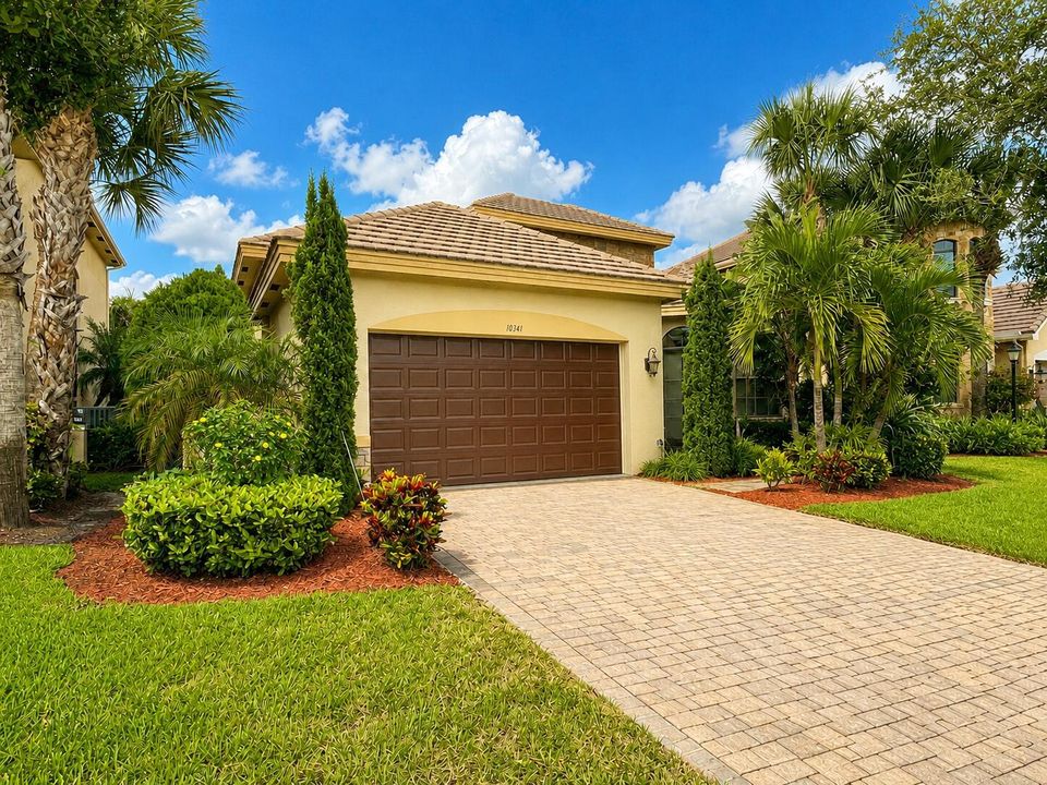 Front view Driveway