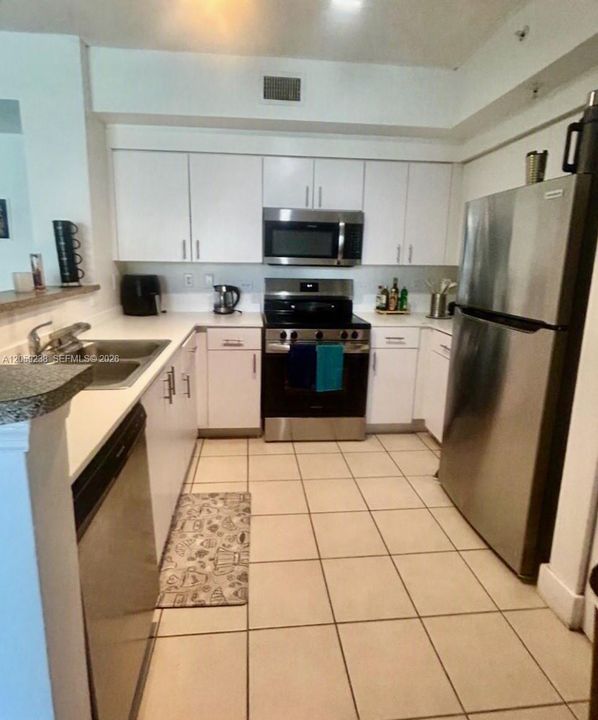 For Rent: $2,500 (2 beds, 2 baths, 977 Square Feet)