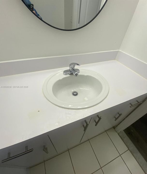 For Rent: $2,500 (2 beds, 2 baths, 977 Square Feet)