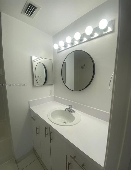 For Rent: $2,500 (2 beds, 2 baths, 977 Square Feet)