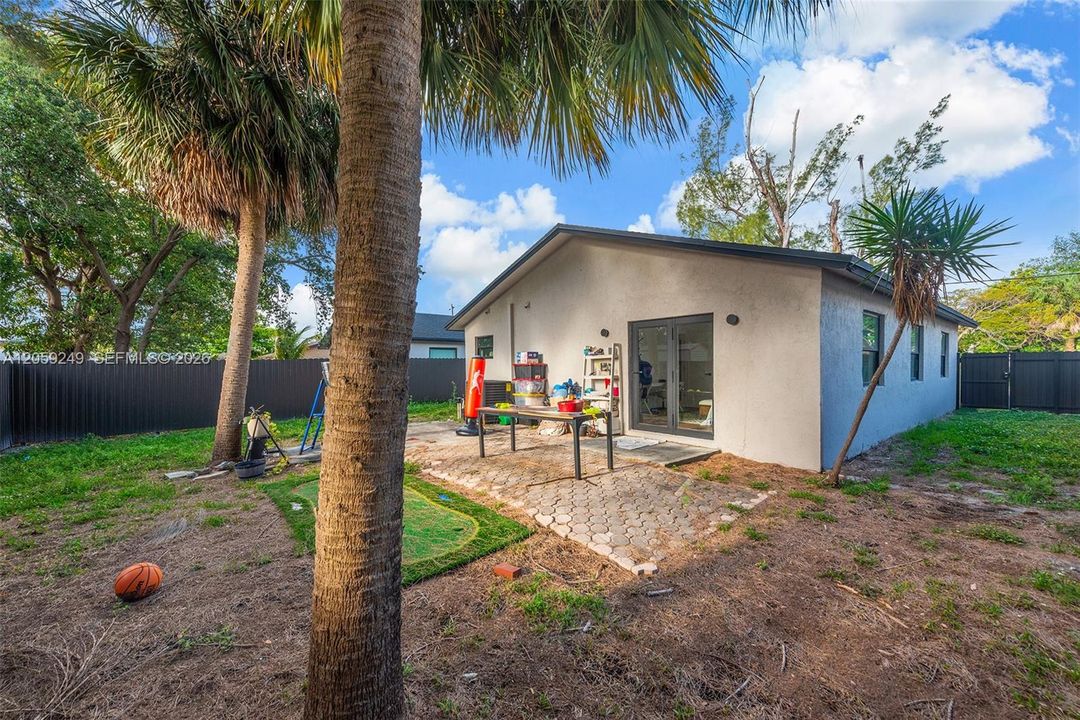 For Sale: $599,000 (3 beds, 2 baths, 1160 Square Feet)