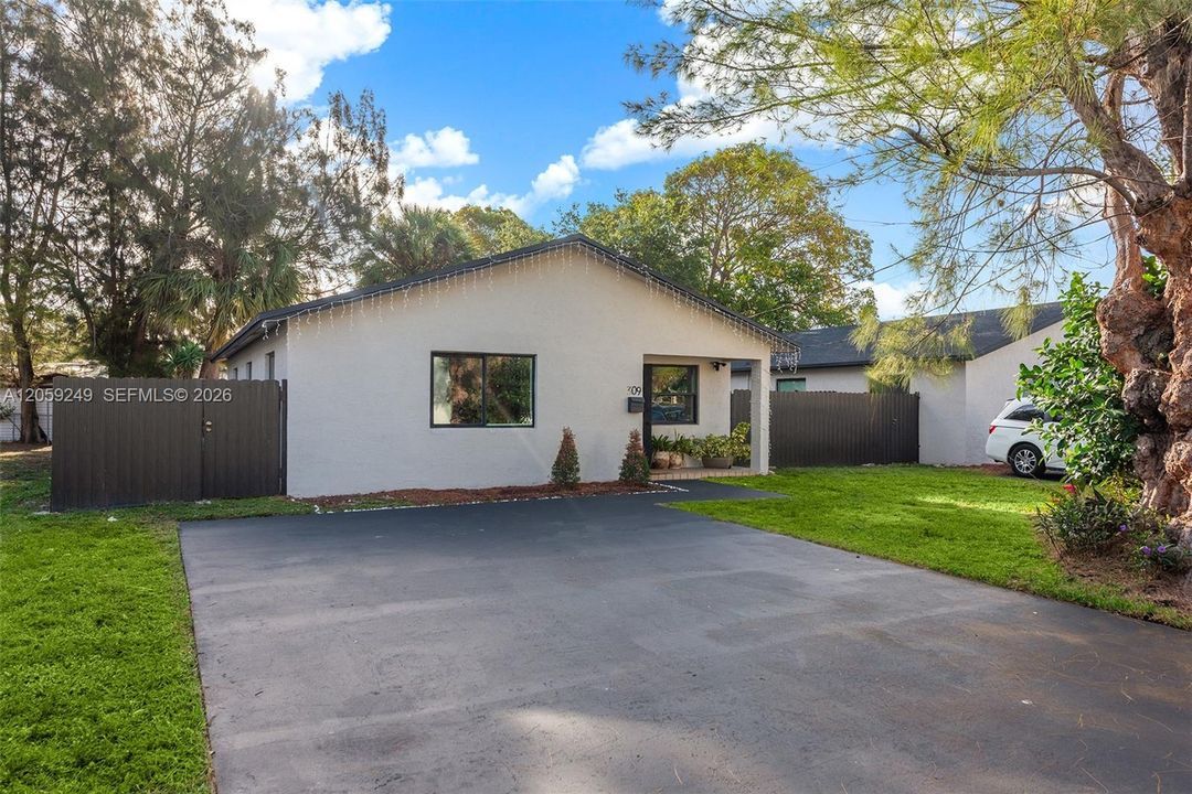 For Sale: $599,000 (3 beds, 2 baths, 1160 Square Feet)
