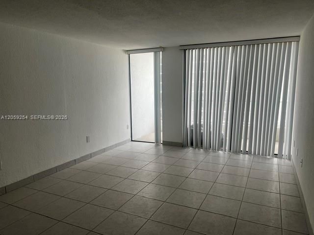 For Sale: $279,000 (1 beds, 1 baths, 860 Square Feet)
