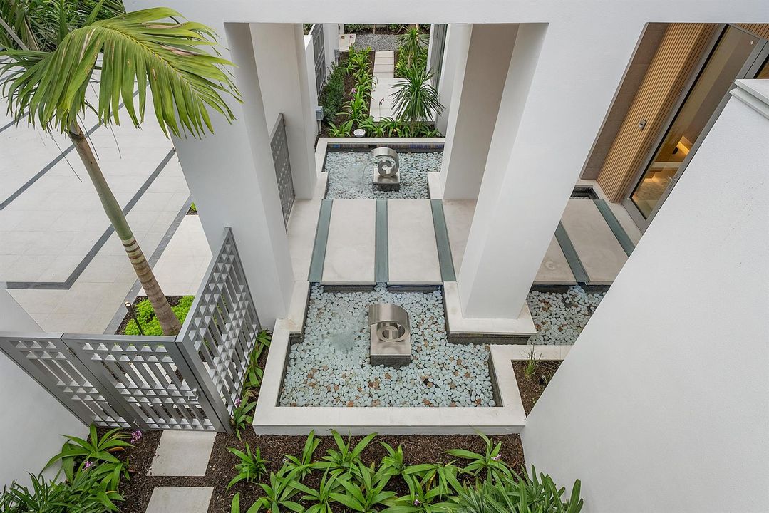 072 - 2nd Floor Entry
