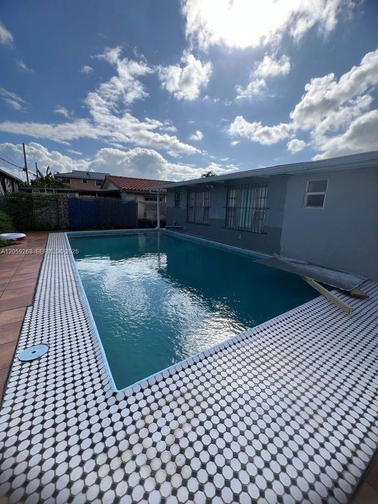 For Rent: $1,400 (1 beds, 1 baths, 1832 Square Feet)