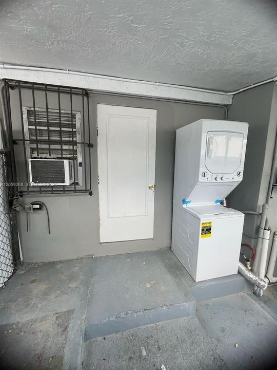 For Rent: $1,400 (1 beds, 1 baths, 1832 Square Feet)