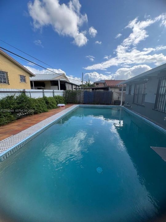 For Rent: $1,400 (1 beds, 1 baths, 1832 Square Feet)