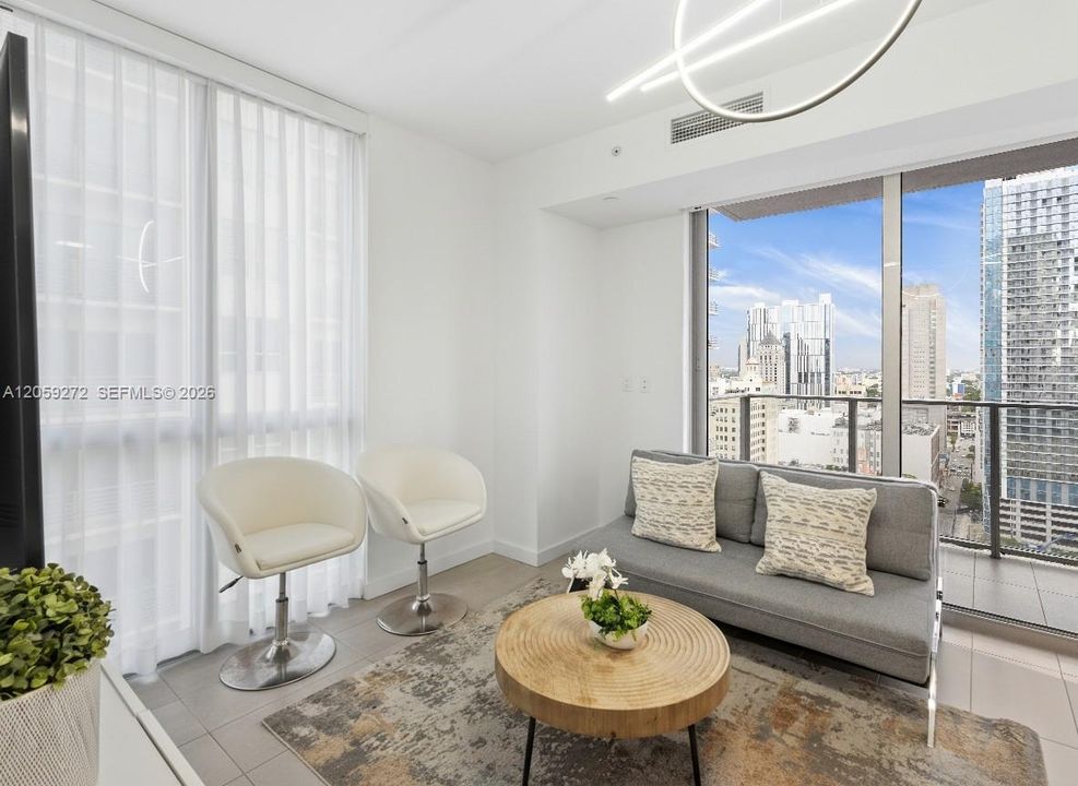 For Sale: $329,000 (1 beds, 1 baths, 599 Square Feet)