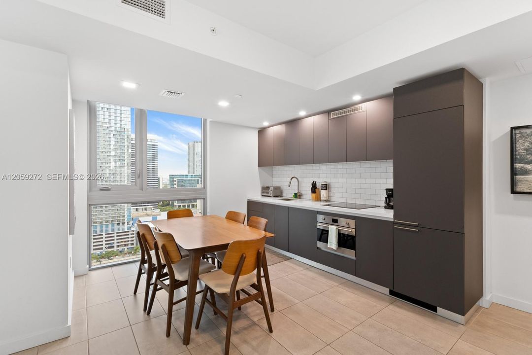 For Sale: $329,000 (1 beds, 1 baths, 599 Square Feet)