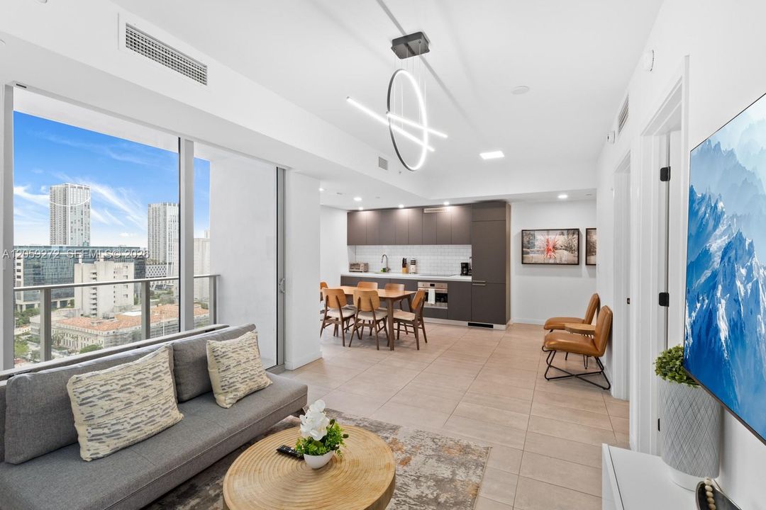 For Sale: $329,000 (1 beds, 1 baths, 599 Square Feet)