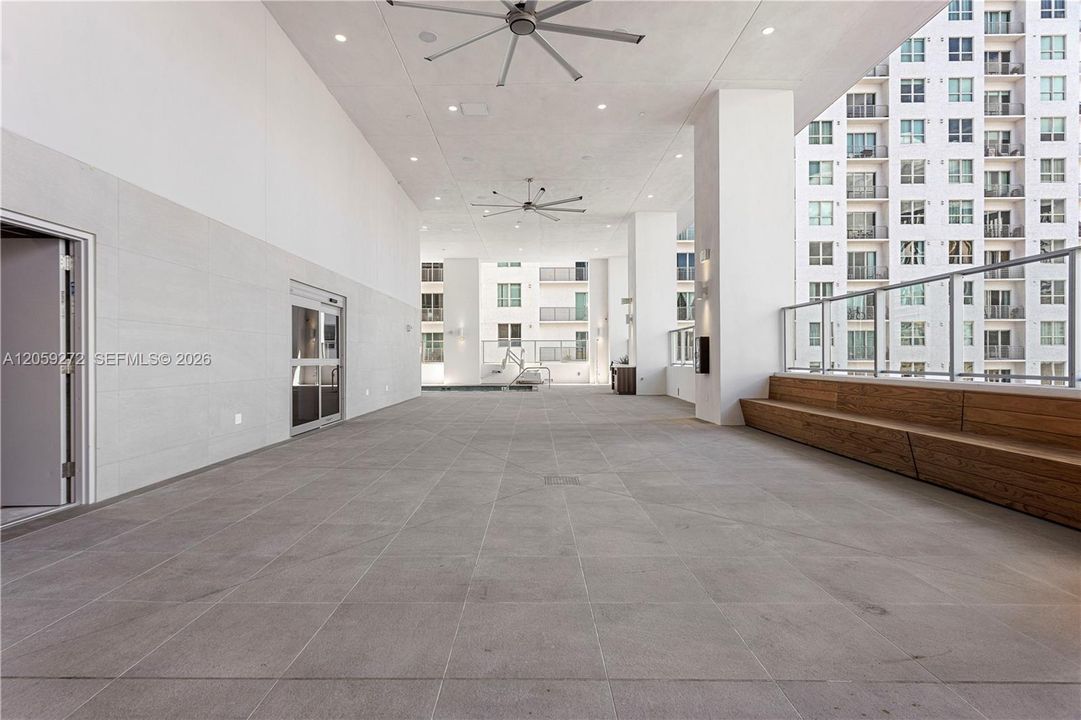 For Sale: $329,000 (1 beds, 1 baths, 599 Square Feet)