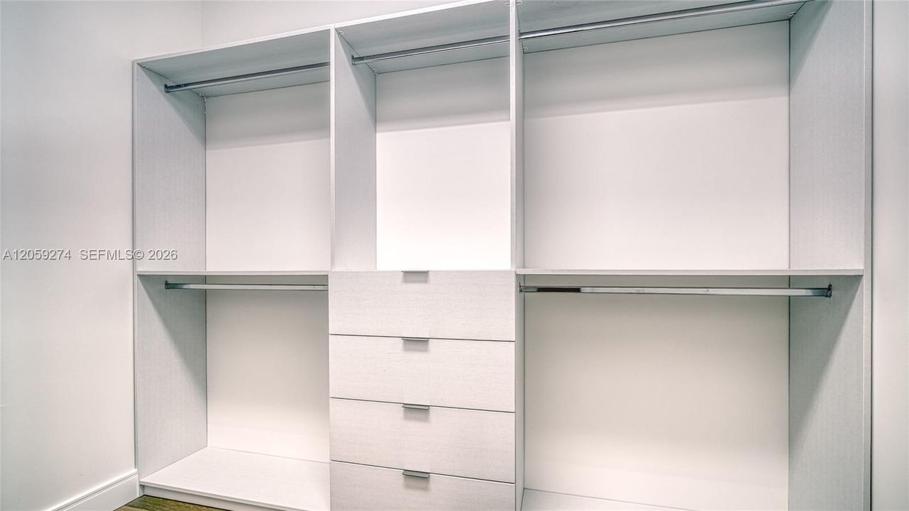 Activo con contrato: $2,175,000 (4 camas, 4 baños, 4316 Pies cuadrados)