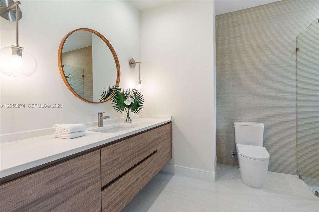 Activo con contrato: $2,175,000 (4 camas, 4 baños, 4316 Pies cuadrados)