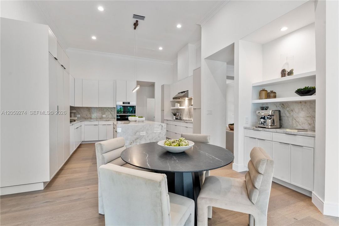 Activo con contrato: $2,175,000 (4 camas, 4 baños, 4316 Pies cuadrados)