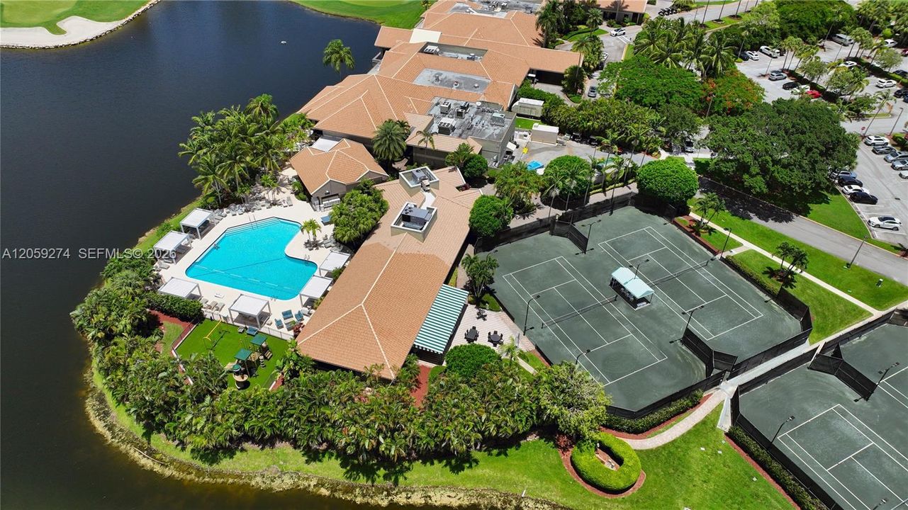 Activo con contrato: $2,175,000 (4 camas, 4 baños, 4316 Pies cuadrados)