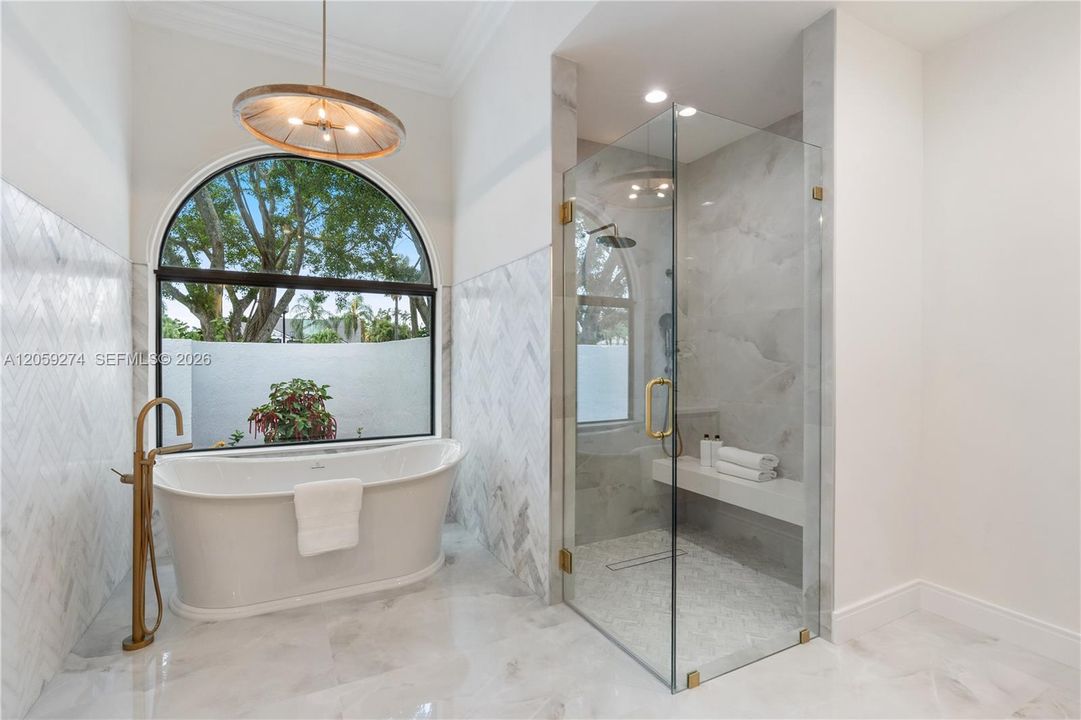Activo con contrato: $2,175,000 (4 camas, 4 baños, 4316 Pies cuadrados)