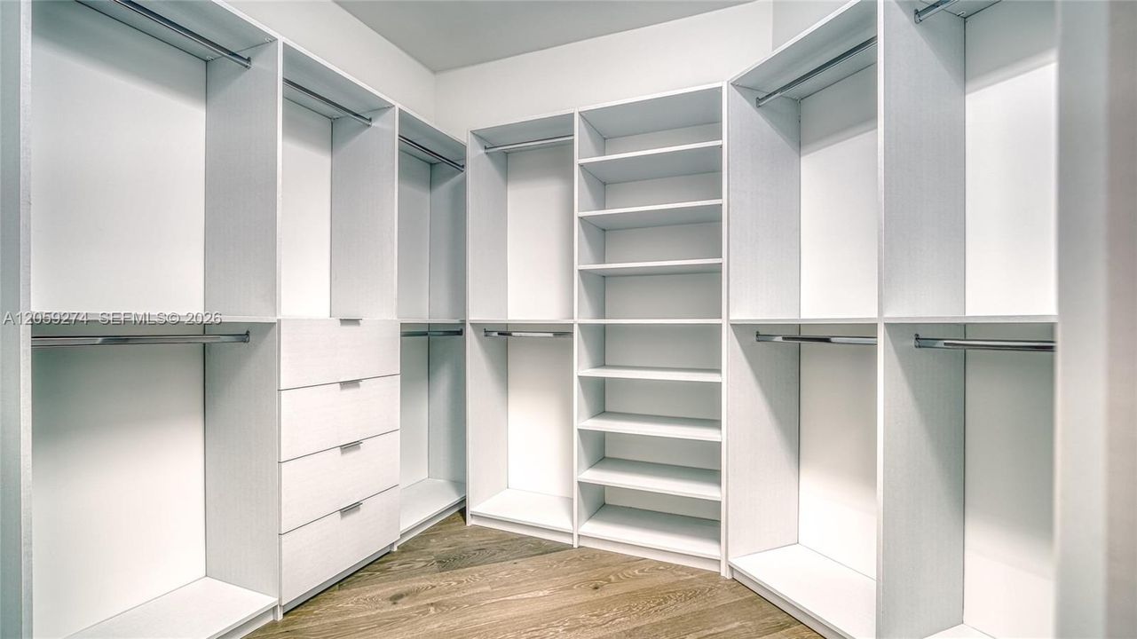 Activo con contrato: $2,175,000 (4 camas, 4 baños, 4316 Pies cuadrados)