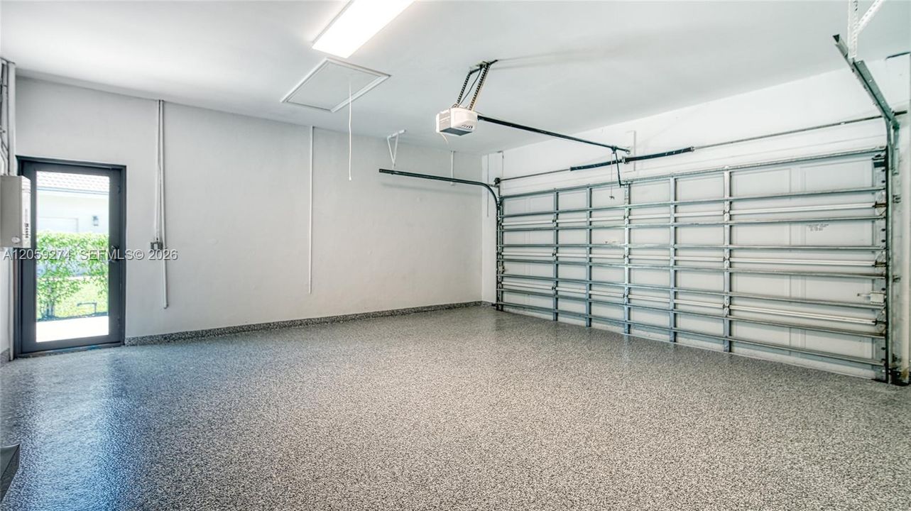 Activo con contrato: $2,175,000 (4 camas, 4 baños, 4316 Pies cuadrados)