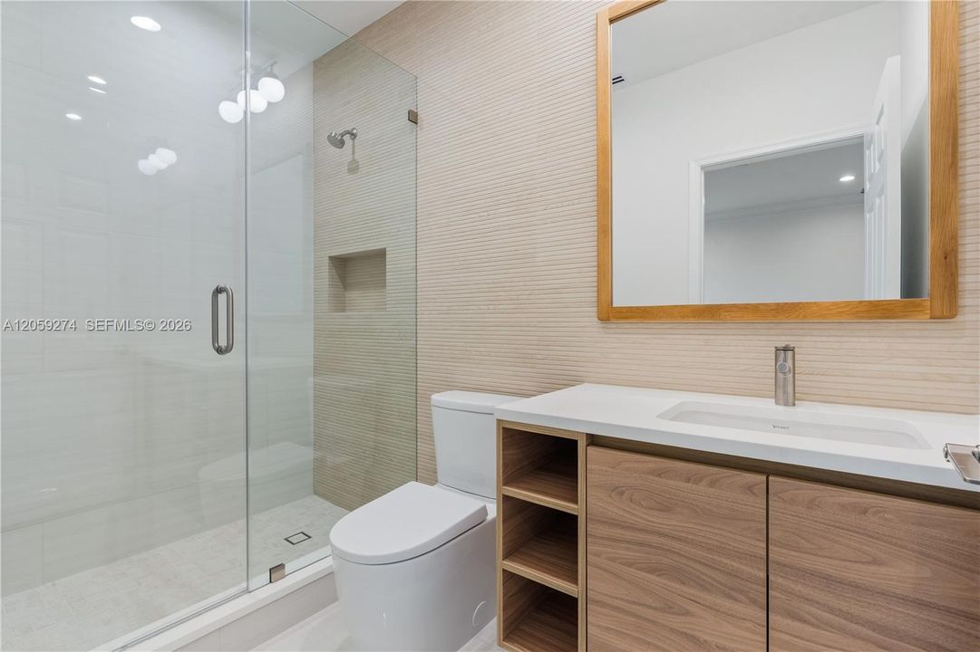 Activo con contrato: $2,175,000 (4 camas, 4 baños, 4316 Pies cuadrados)