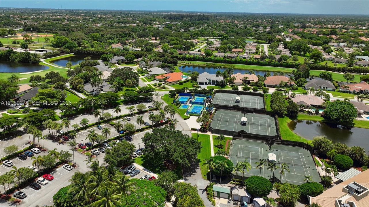 Activo con contrato: $2,175,000 (4 camas, 4 baños, 4316 Pies cuadrados)