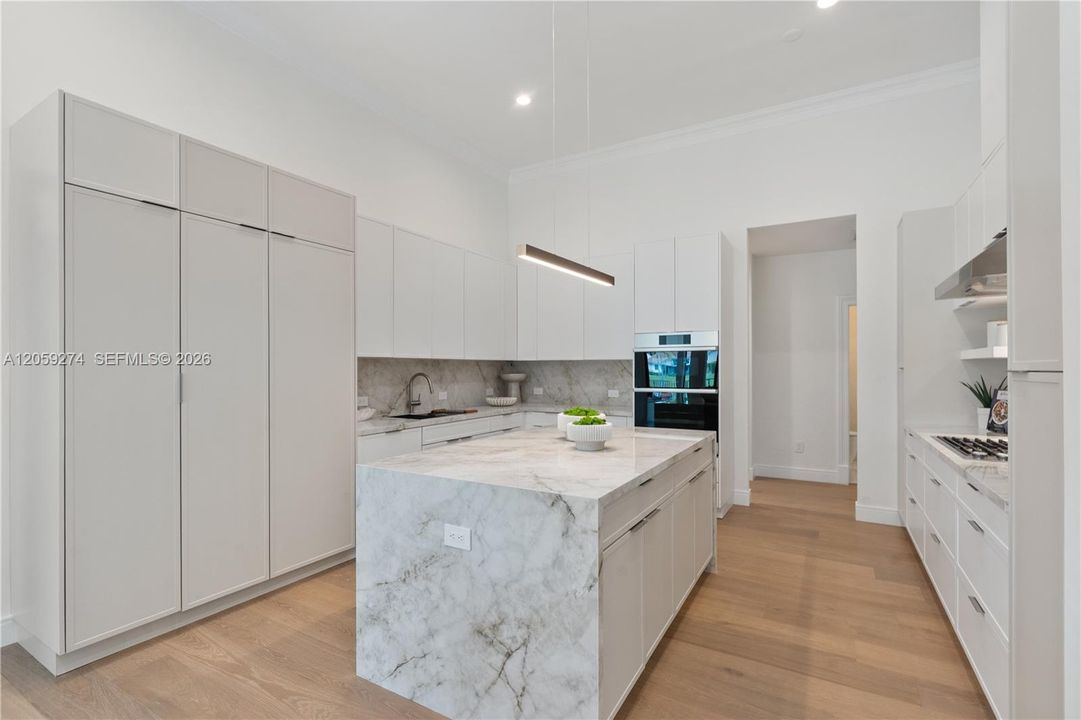 Activo con contrato: $2,175,000 (4 camas, 4 baños, 4316 Pies cuadrados)