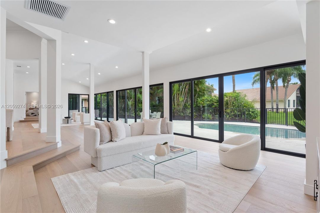 Activo con contrato: $2,175,000 (4 camas, 4 baños, 4316 Pies cuadrados)