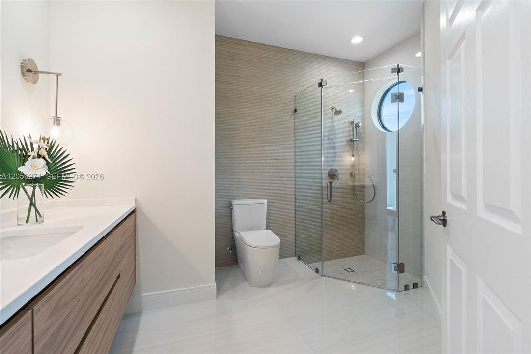 Activo con contrato: $2,175,000 (4 camas, 4 baños, 4316 Pies cuadrados)
